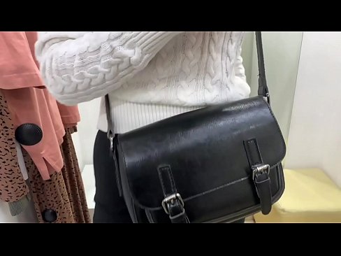 ❤️ 試着室でディルドを使った若い雌犬フェラルベリーの公開オナニー ❌ 上質ポルノ ❌️❤
