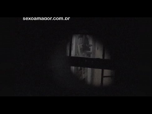 ❤️ ブロンドが空洞のレンガの後ろに隠れた近所の盗撮犯に密かにビデオ撮影される ❌ 上質ポルノ ❌️❤